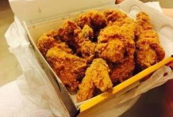 外卖员爆料炸鸡原视频,炸鸡制作全过程大曝光！